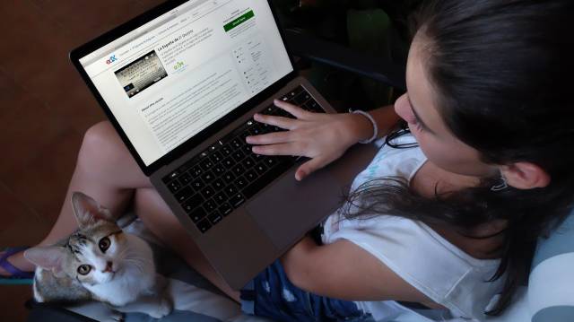 Una usuaria consulta el curso MOOC de la UAM 'La España de El Quijote'.