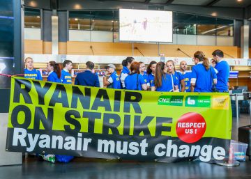 El dilema de Ryanair: si sus trabajadores ganan más, usted pagará más por el billete