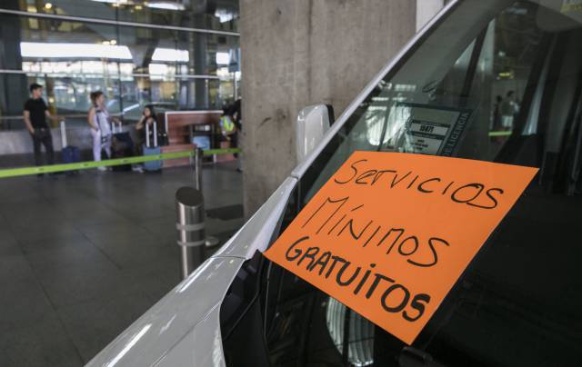 La huelga de taxistas de Madrid y Barcelona obliga a Fomento a convocar una reunión