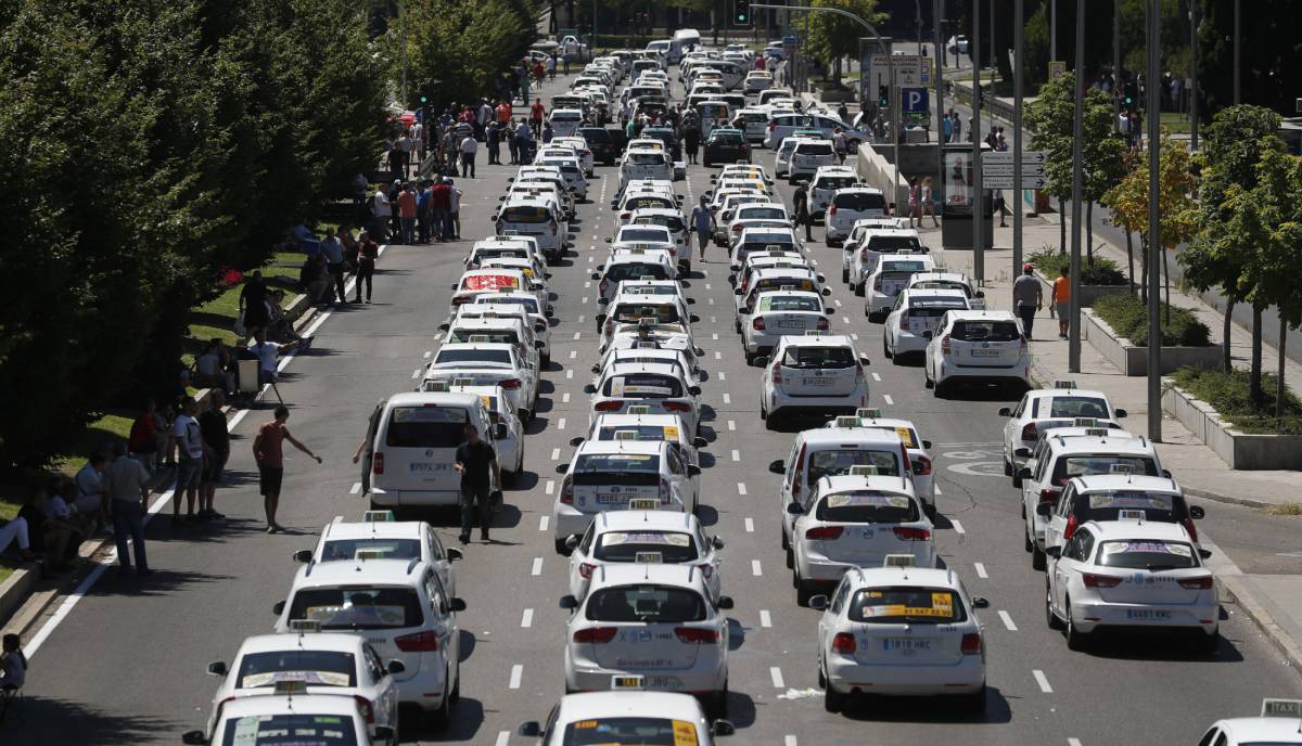 Paro de taxis en el Paseo de la Castellana.