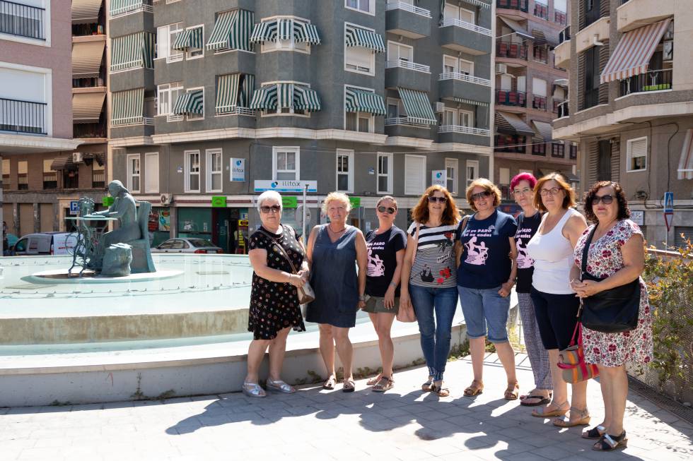 Isabel Matute y Marisol Pérez (4ª y 5ª desde la der.), con otras seis aparadoras de la asociación, al lado de la estatua que representa el sector en Elche.