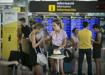 Un de cada dos vols del Prat pateix retards en plenes vacances