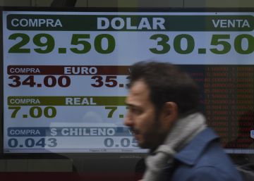 El Banco Central argentino sube al 45% la tasa de interés para frenar al dólar