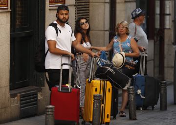Madrid pone coto a los pisos turísticos y les culpa de subidas “astronómicas” en los alquileres