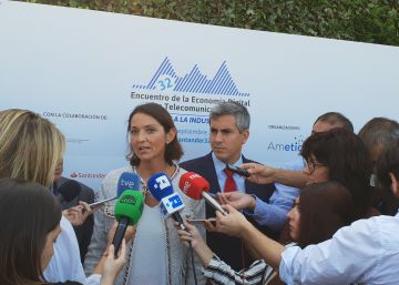 Sánchez anuncia el impuesto al diésel para 2019 y la ministra de Industria lo tilda de “globo sonda”