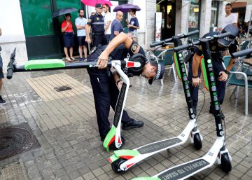 La policía retira los patinetes de la empresa Lime de Valencia tras vencer el ultimátum del Ayuntamiento