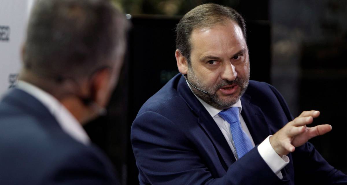 El ministro de Fomento, José Luis Ábalos, en un acto organizado por la Cadena SER en Alicante.