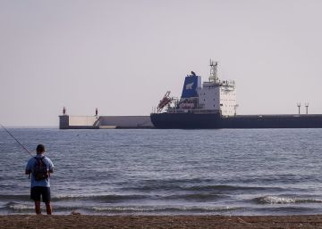 Un carguero ruso se queda varado en Motril sin dinero y sin combustible