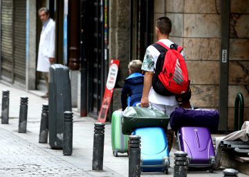 Las pernoctaciones en los hoteles españoles caen en agosto por tercer mes seguido