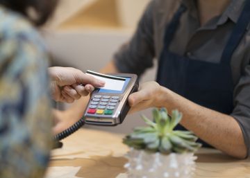 ¿Cuánto te cobra el banco por utilizar la tarjeta en el extranjero?