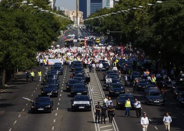 Fomento pasa a las comunidades autónomas la ‘patata caliente’ de la guerra entre los VTC y el taxi