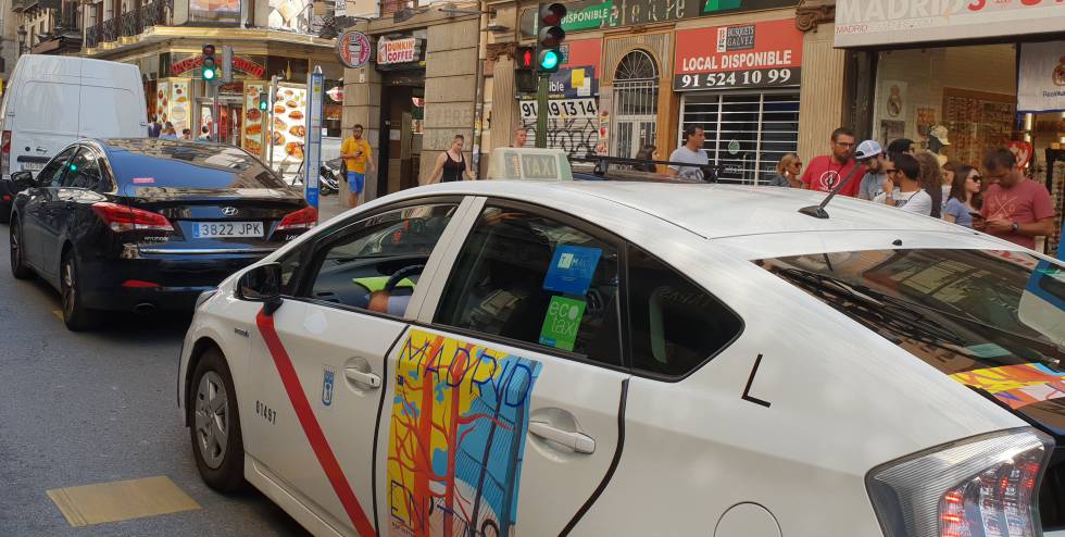 Un vehículo VTC y un taxi en Madrid.