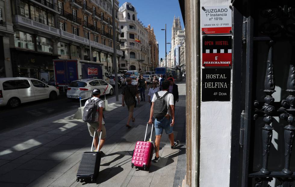 Portal de entrada al juzgado especializado en cláusulas suelo de Madrid, en el número 12 de la Gran Vía.