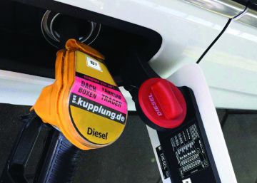 Las nuevas etiquetas del diésel y la gasolina llegan hoy a los surtidores