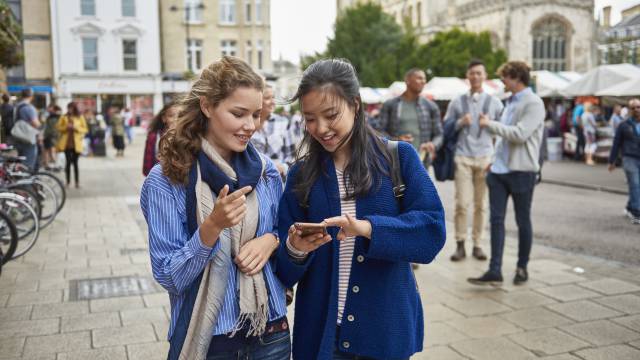 ¿Estás estudiando para el First o el Advanced? Así prepara (y corrige) Cambridge sus exámenes de inglés