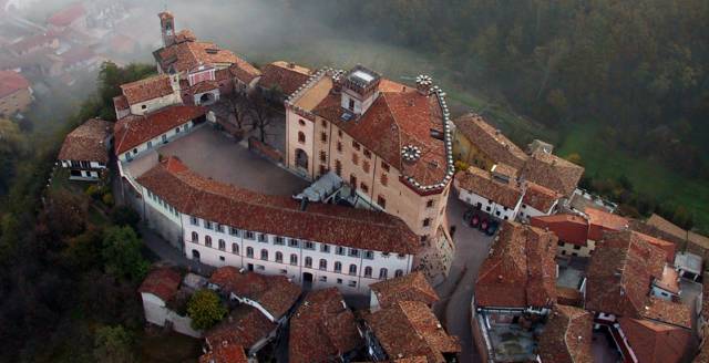 Vista de Barolo, un pueblo al sur Turín (Italia).
