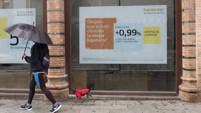 Anuncio de hipotecas en un banco.