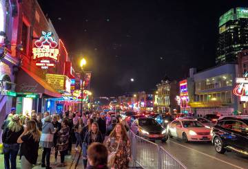 Avenida Broadway, en Nashville, donde están surgiendo nuevas ‘start-up’ y ha mudado su sede algún grupo de inversión.