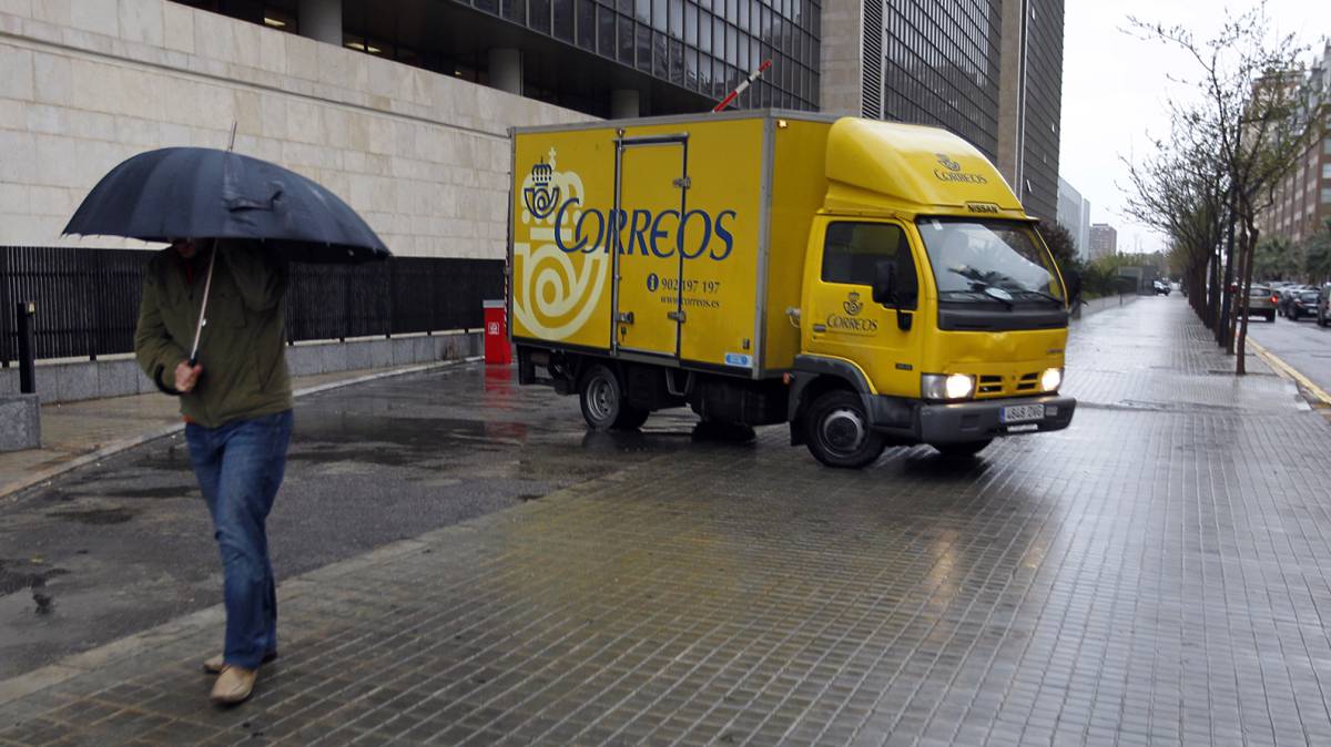 Una furgoneta de Correos en Valencia.
