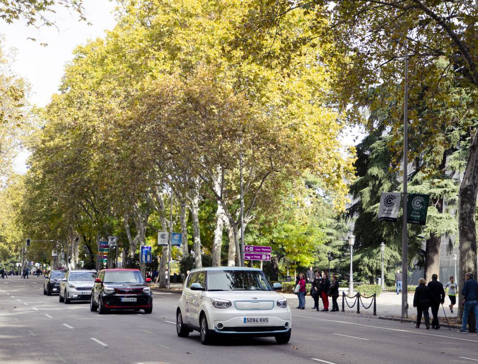 La comitiva de coches eléctricos, a su llegada al paseo del Prado (Madrid).