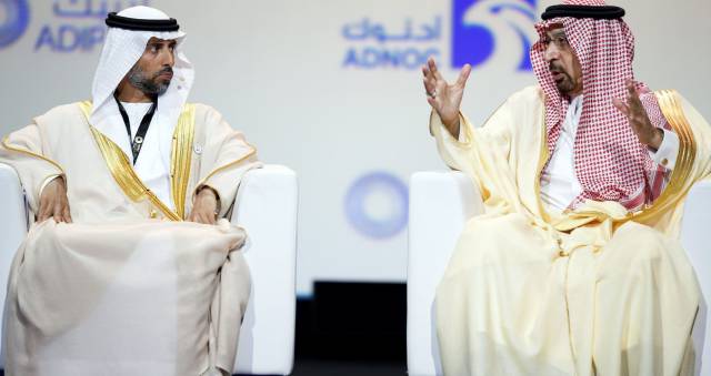 El ministro de Petróleo emiratí, Suhail al Mazrouei (izquierda), y el ministro saudí de Energía e Industria, Khalid Al Falih, en la Conferencia Internacional de Petróleo de Abu Dabi en noviembre.