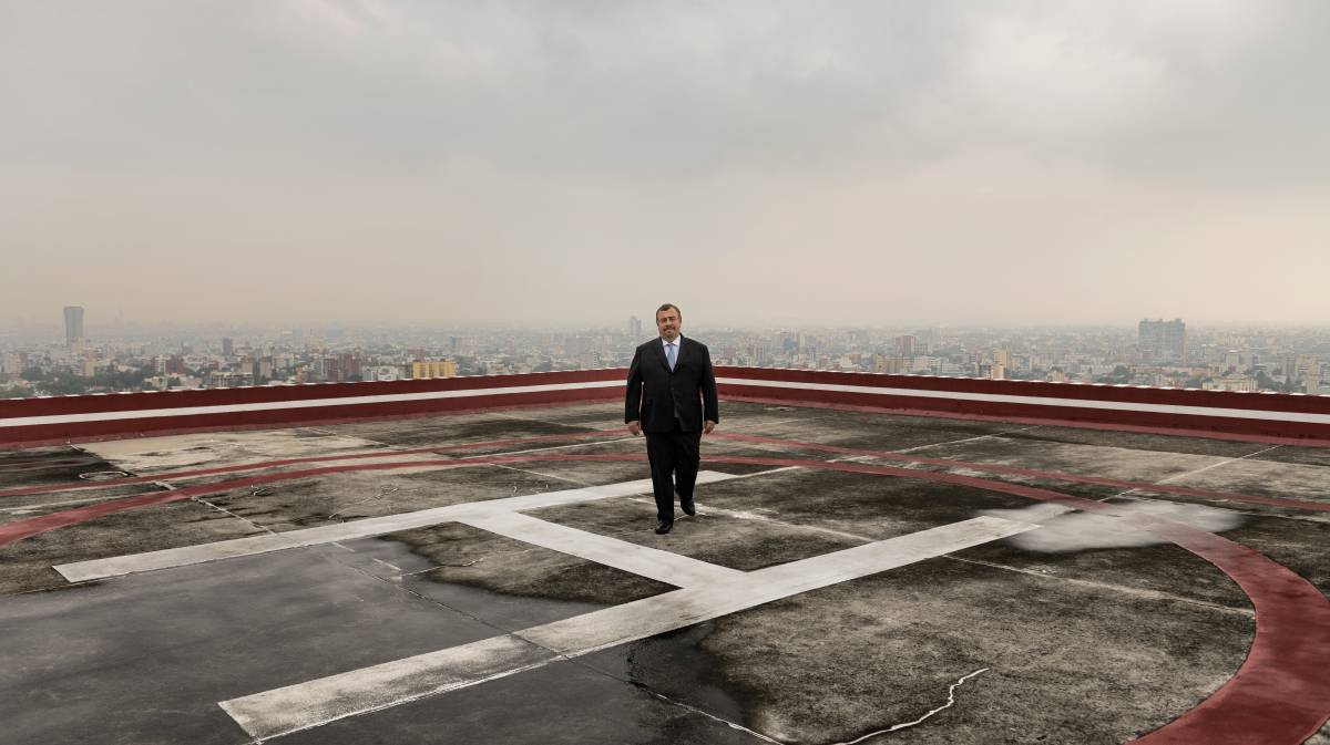 Javier San Juan, presidente de L'Oréal América Latina, en el helipuerto de la sede de la compañía, en México.