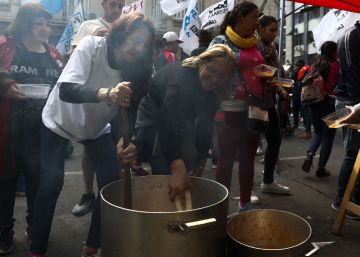 La pobreza en Argentina sube más de cinco puntos en un año por la crisis económica