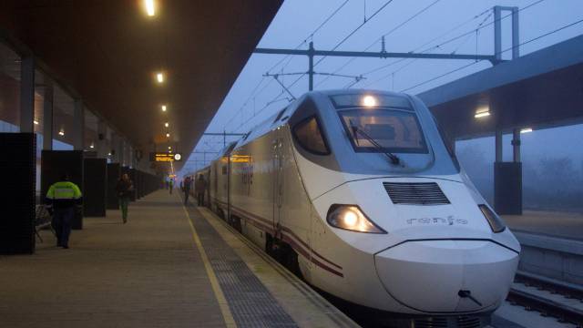 Tren que cubre el recorrido entre Zamora y Madrid.