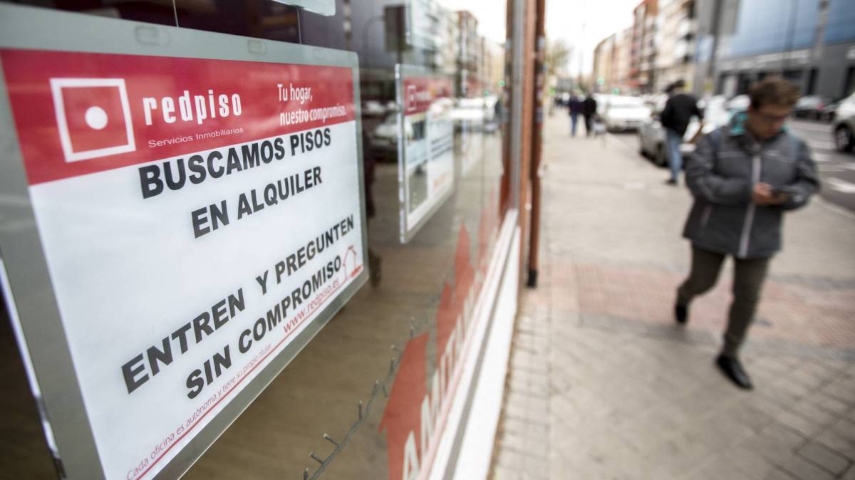 Carteles de viviendas en alquiler en una inmobiliaria.