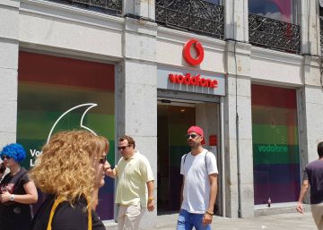 Andalucía multa a Telefónica, Orange y Vodafone con tres millones por cláusulas abusivas