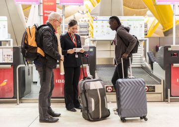 Iberia ya no cancelará el vuelo de vuelta si se pierde el de ida pero podrá cobrar un recargo