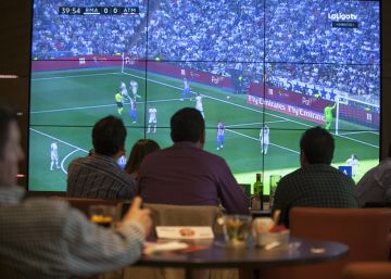 La Policía Nacional caza a 800 bares que emitían fútbol pirata con descodificadores trucados