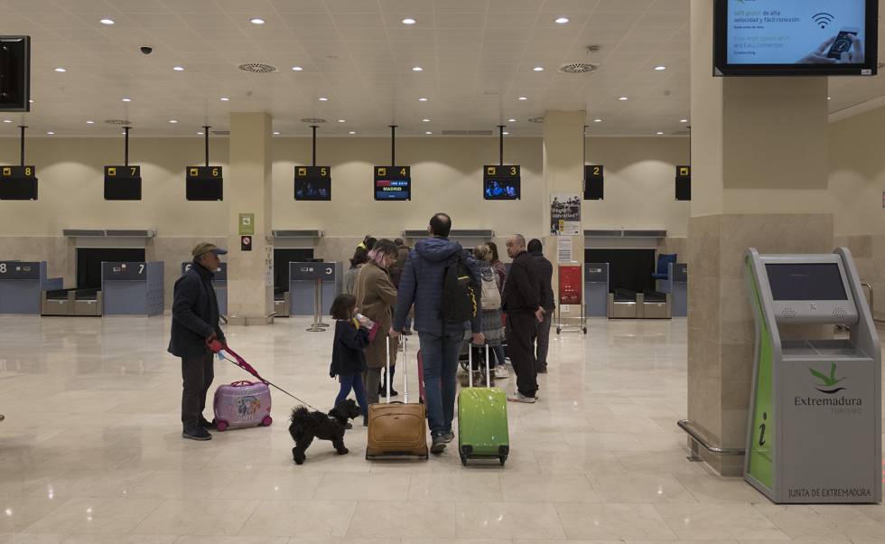 Badajoz04-01-2011: Varios pasajeros hacen cola en los mostradores de control de equipajes del aeropuerto de Badajoz antes de coger uno de los vos vuelos a Madrid.rn FOTO: PACO PUENTESEL PAIS