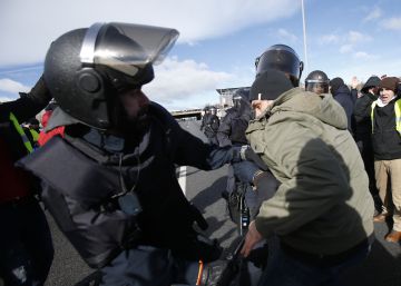 One held, 11 injured as protesting taxi drivers clash with police in Madrid