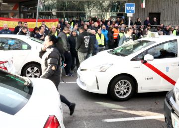 La huelga indefinida de taxis en Madrid, en directo