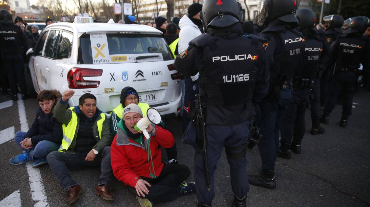 La policía desaloja a los taxistas del paseo de la Castellana, este lunes.