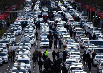 La batalla de los taxis y los VTC es global: así han legislado en otras partes del mundo para poner paz