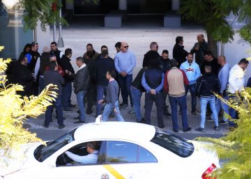 Andalucía se compromete con los taxistas a regularizar la precontratación de las VTC