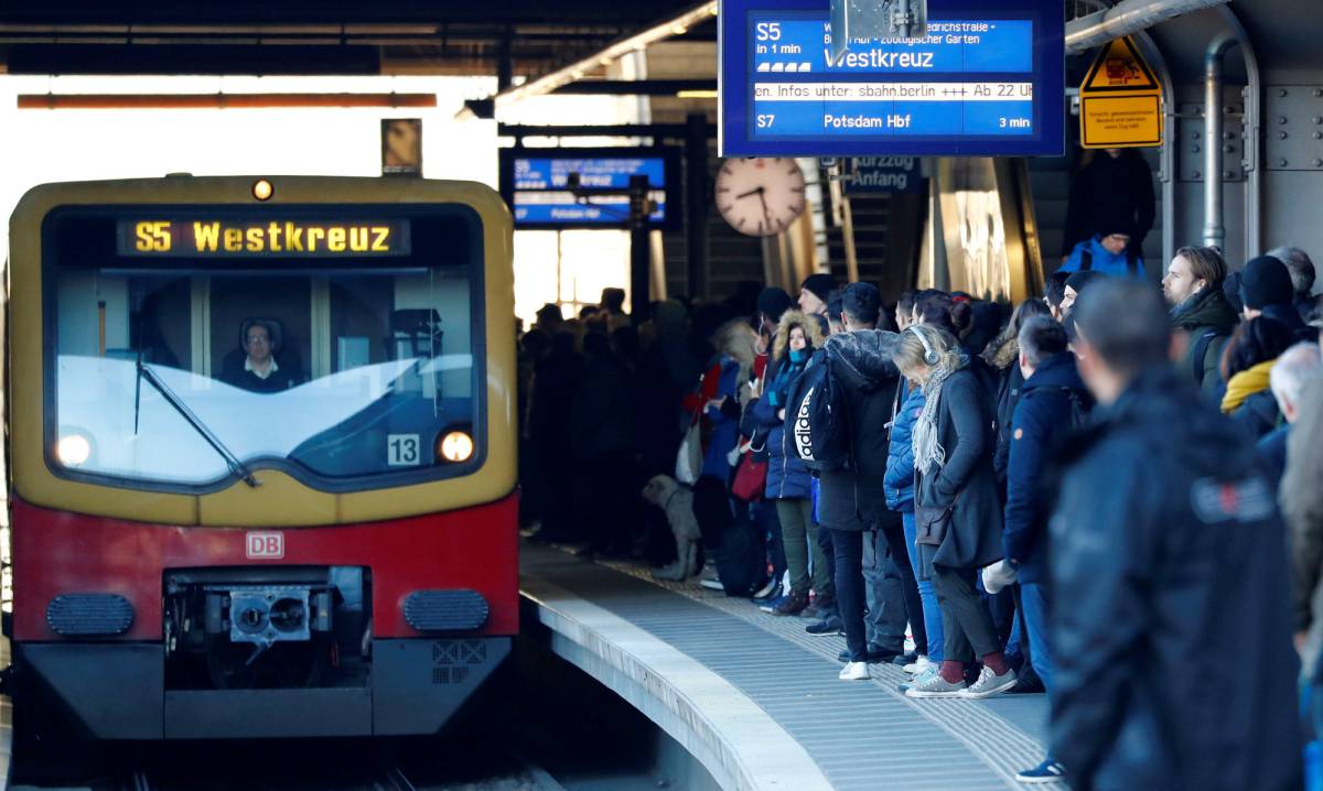 Pasajeros esperan el tren en la estación de Ostkreuz durante la huelga del servicio municipal del transporte en Berlín, el 15 de febrero.