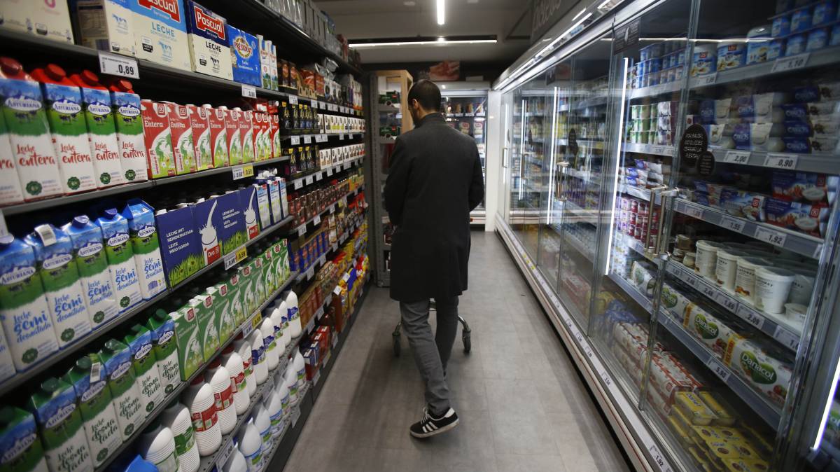 Un cliente, en un supermercado Dia de Madrid.