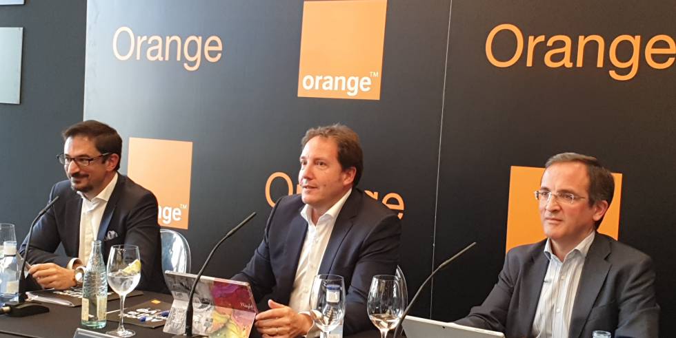 El consejero delegado de Orange España, Laurent Paillassot (centro).