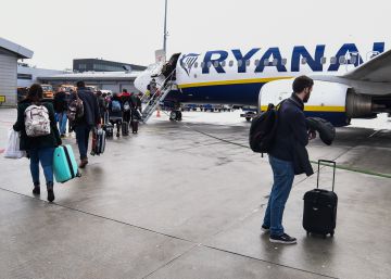 Italia multa con tres millones a Ryanair por “engañar” al cobrar por el equipaje de mano