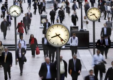 Así es la reforma del Gobierno para que los trabajadores fichen (y las empresas paguen las horas extra)
