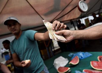 Una nube de dólares para sobrevivir a la hiperinflación venezolana