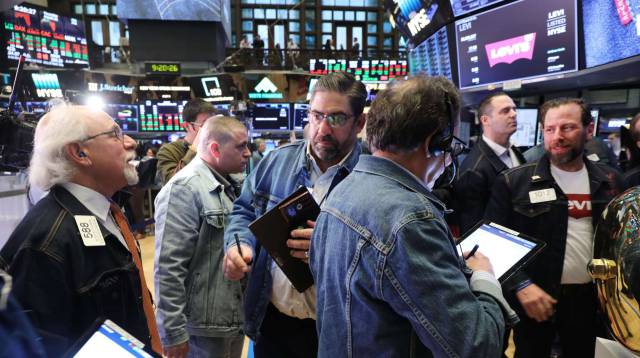 Agentes en Wall Street con prendas de Levi.