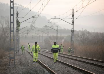 La CNMC multa con 118 millones a 15 empresas por repartirse concursos públicos de obras ferroviarias