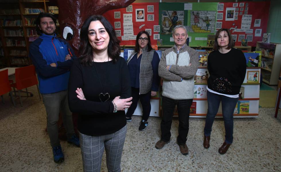 María del Mar Santos (en primer plano), directora del colegio público Manuel Bartolomé Cossío, en el barrio de Aluche, en Madrid, junto a su equipo.