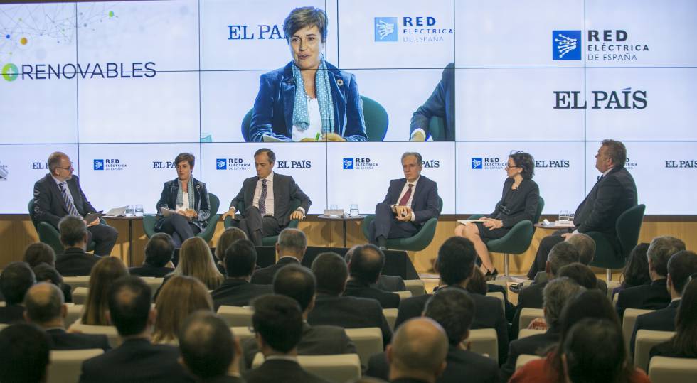 De izquierda a derecha: Miguel Jiménez (EL PAÍS), Ángeles Santamaría (Iberdrola); Juan María Moreno (Endesa); Miguel Duvion (REE); Blanca Perea (CTI Consulting); José Luis Gil (Naturgy).