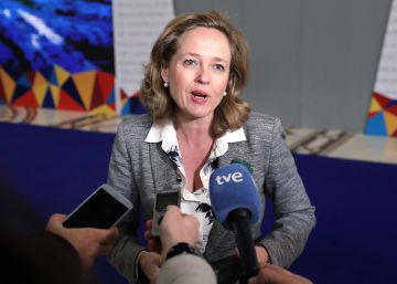 Calviño critica las promesas electorales de bajadas masivas de impuestos