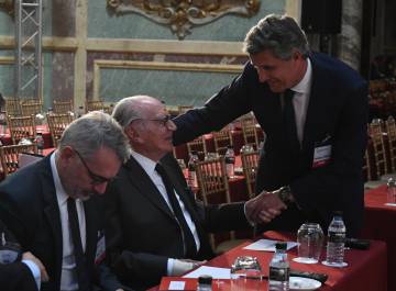 Francisco Riberas (de pie), saluda a Mariano Puig, en presencia de su hijo Marc.